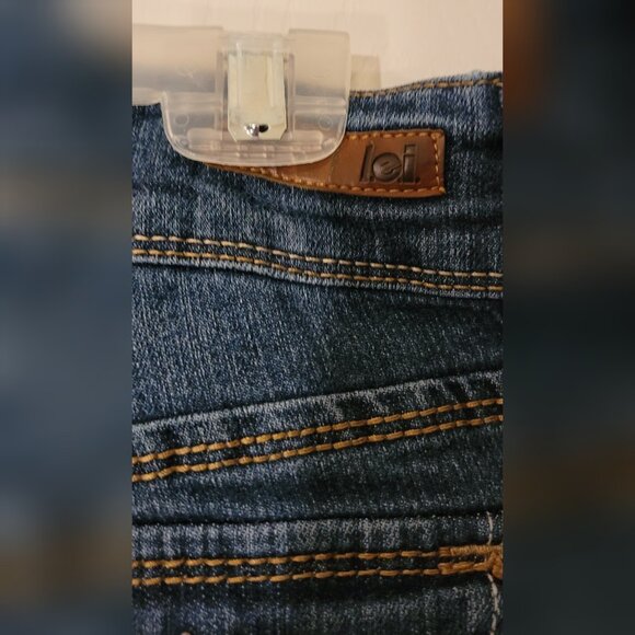 L.E.I. Sophia Hipster Flare Distressed Medium Wash Denim Jeans- Size 9 Regular - Picture 3 of 6